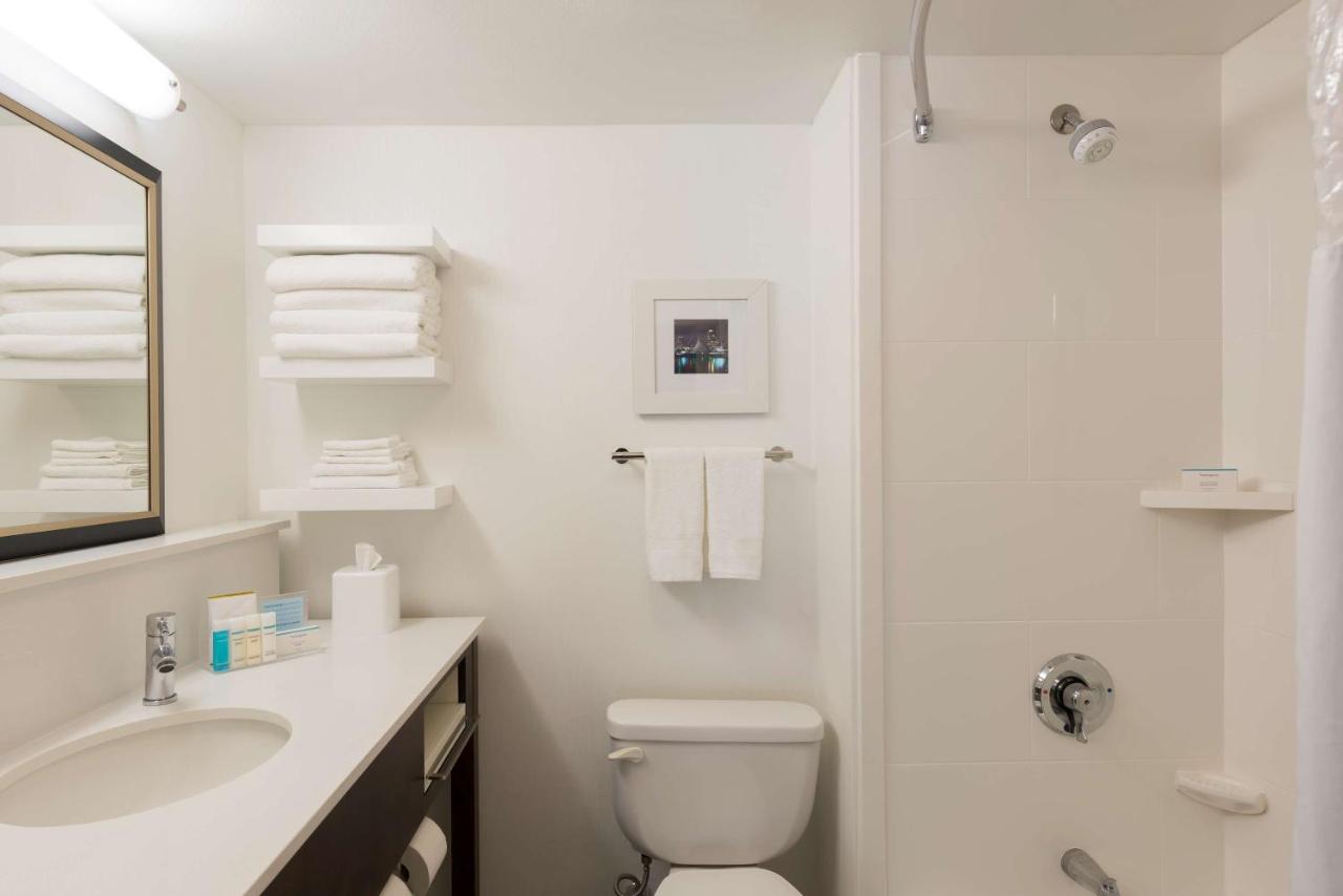 | Hampton Inn Milwaukee Northwest