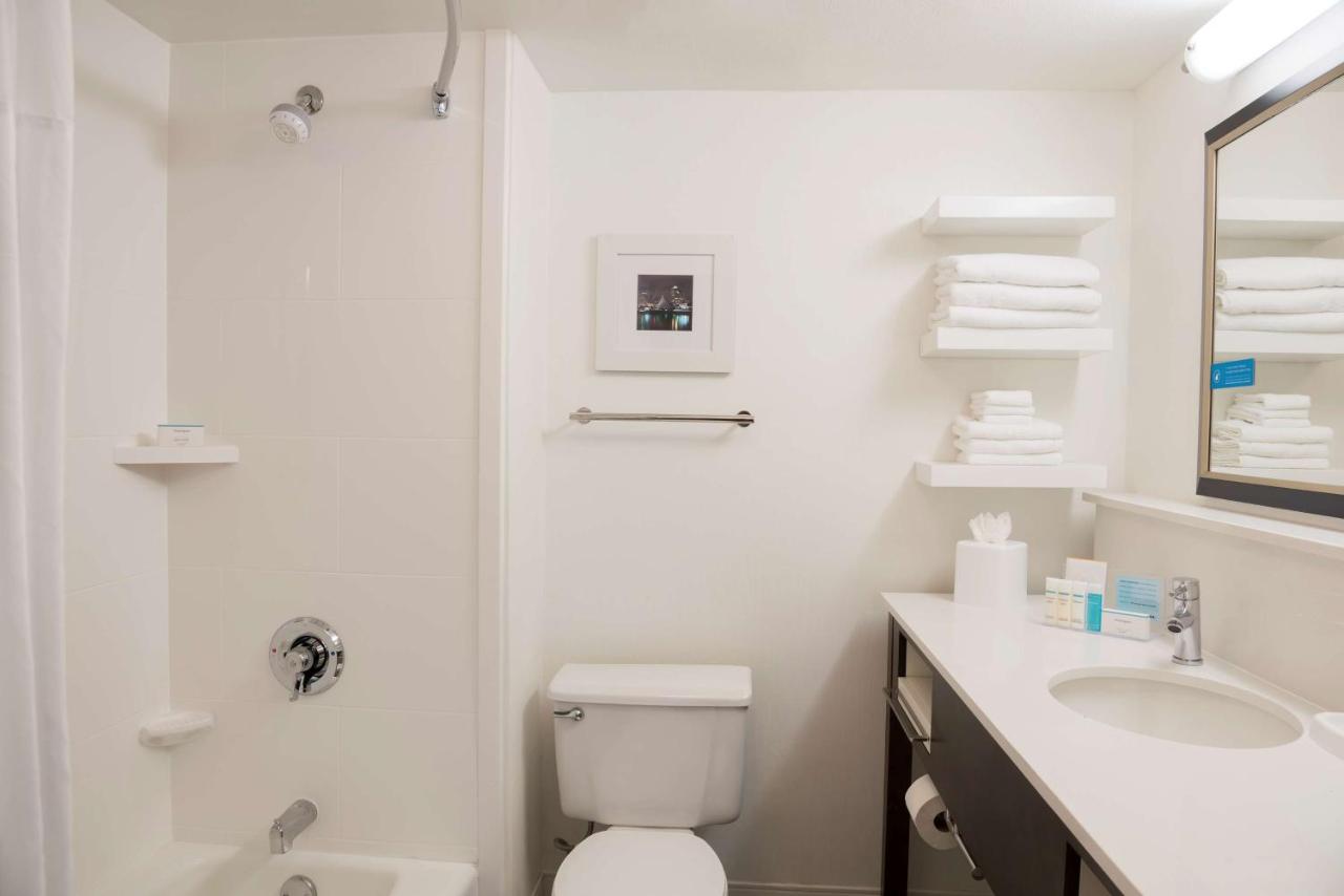 | Hampton Inn Milwaukee Northwest
