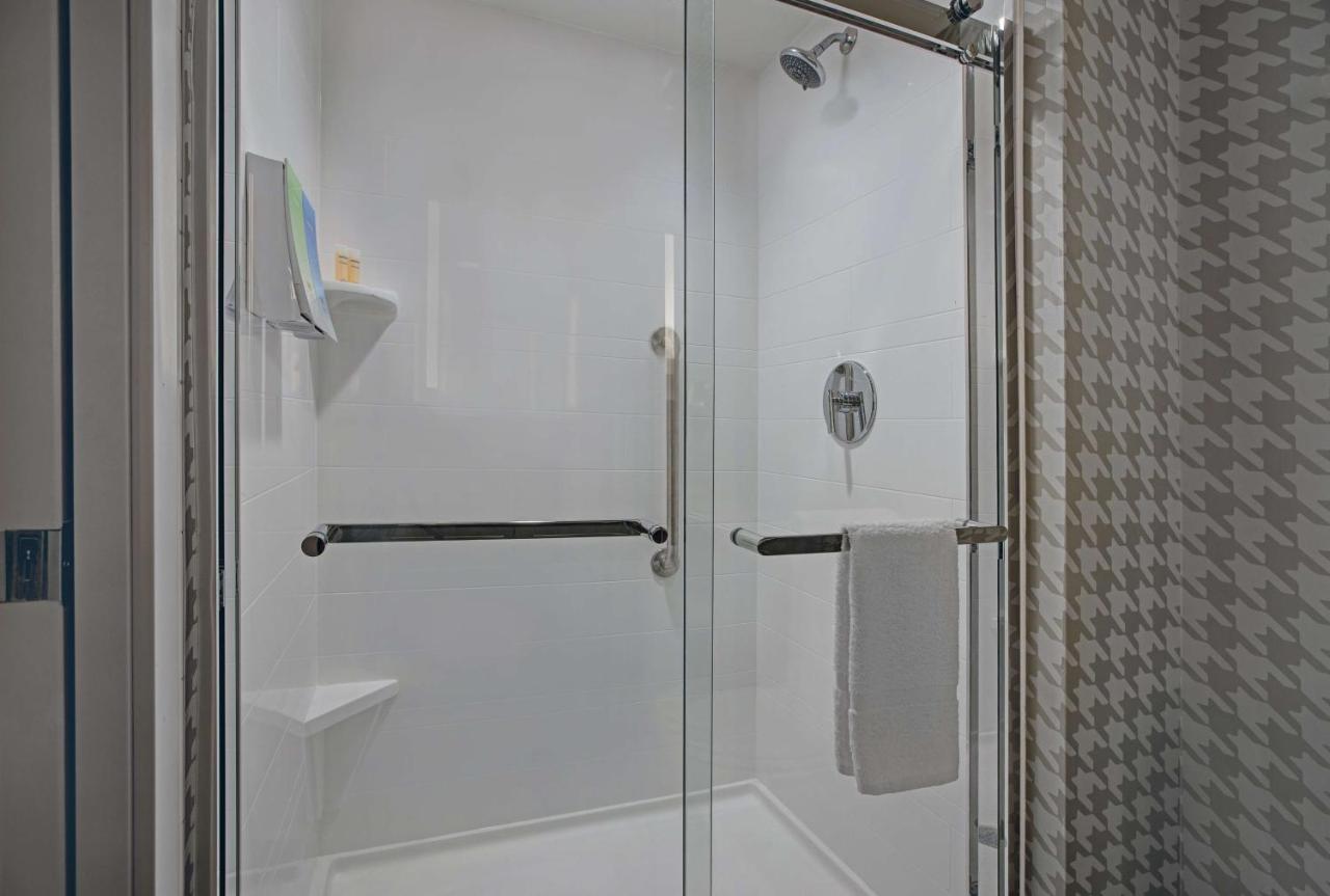 Queen Studio - Non-Smoking at Home2 Suites by Hilton Milwaukee Downtown