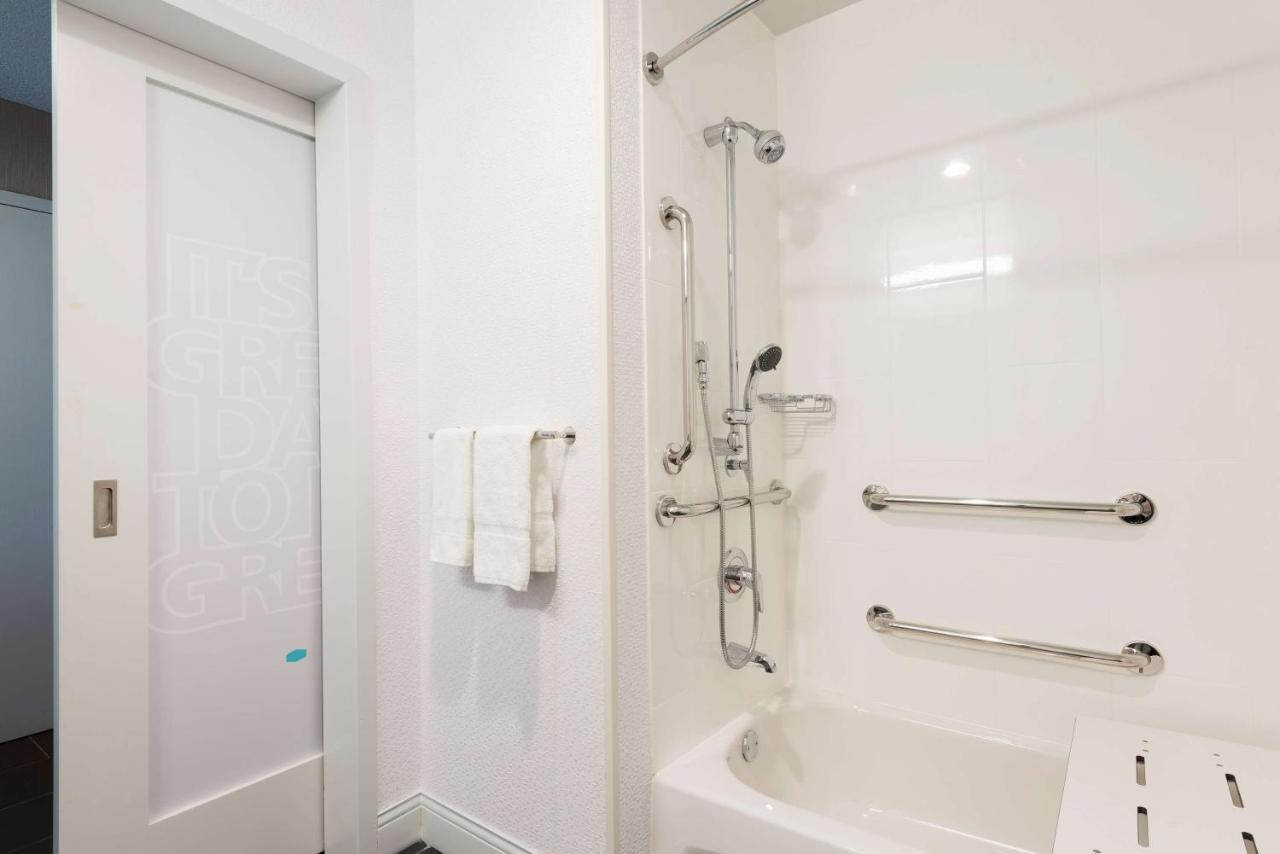 King Room with Bath Tub - Mobility Accessible/Non-Smoking at Hampton Inn Midland
