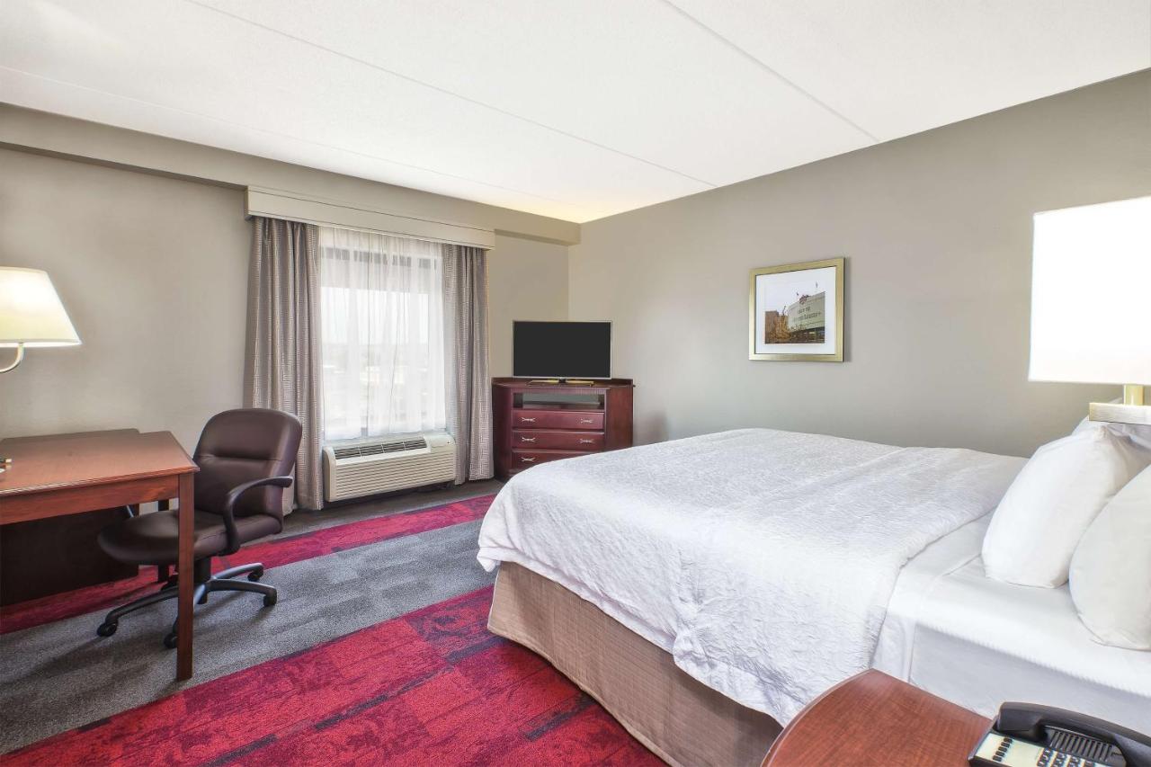 King Room at Hampton Inn & Suites Madison-West
