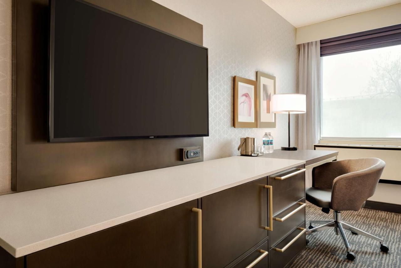 | DoubleTree by Hilton St. Paul, MN