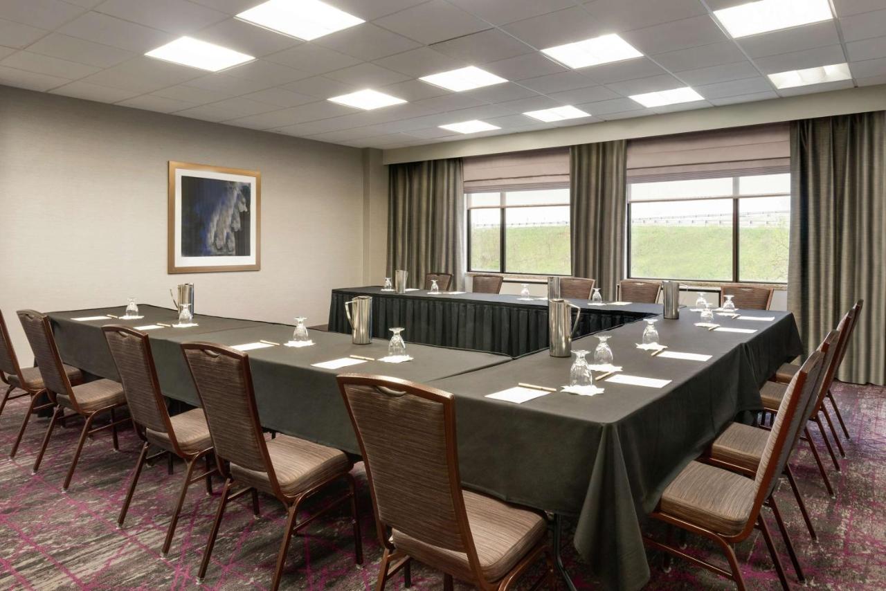 | DoubleTree by Hilton St. Paul, MN