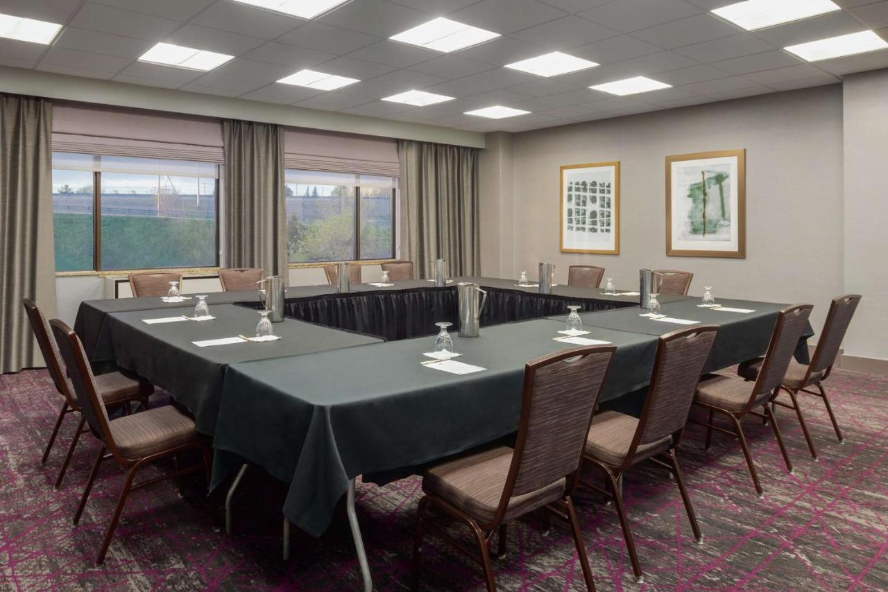 | DoubleTree by Hilton St. Paul, MN