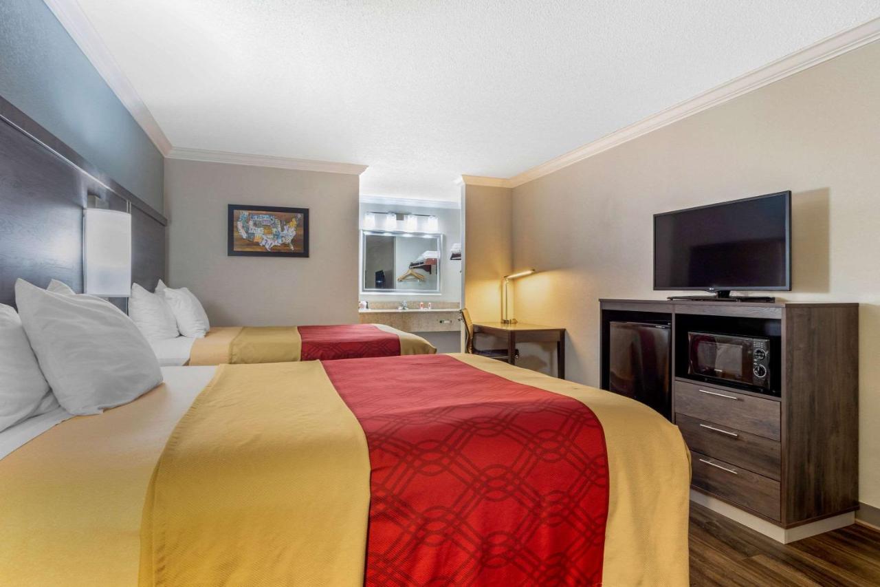 Queen Room with Two Queen Beds - Non-Smoking at Econo Lodge Byron - Warner Robins