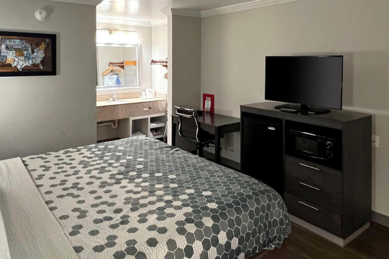 King Room - Non-Smoking at Econo Lodge Byron - Warner Robins