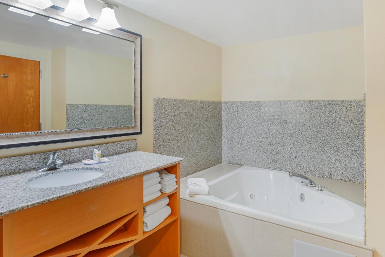 | Comfort Suites at Virginia Center Commons