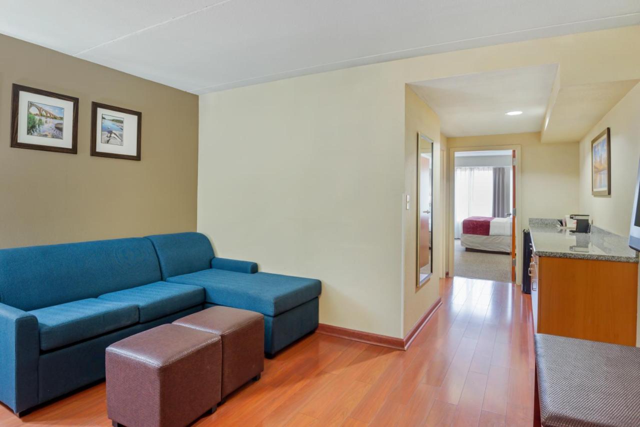 | Comfort Suites at Virginia Center Commons