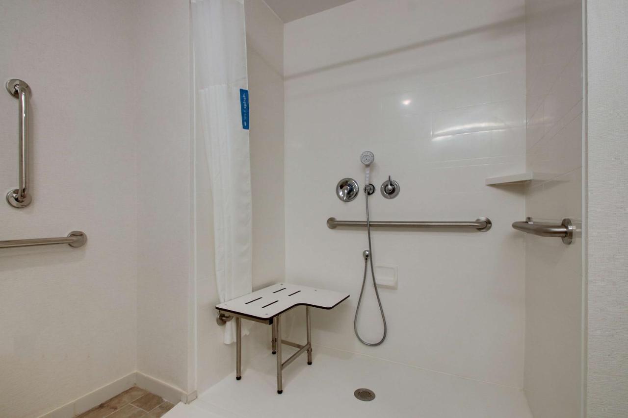 King Room with Roll-In Shower - Mobility/Hearing Accessible - Non-Smoking at Hampton Inn Sneads Ferry North Topsail Beach
