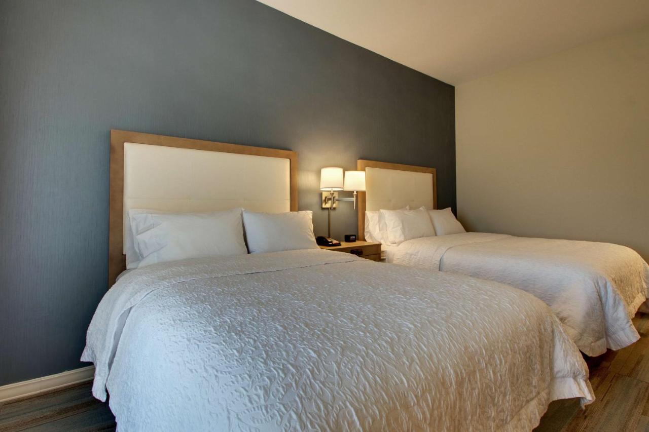 Queen Room with Two Queen Beds - Hearing Accessible/Non-Smoking at Hampton Inn Sneads Ferry North Topsail Beach