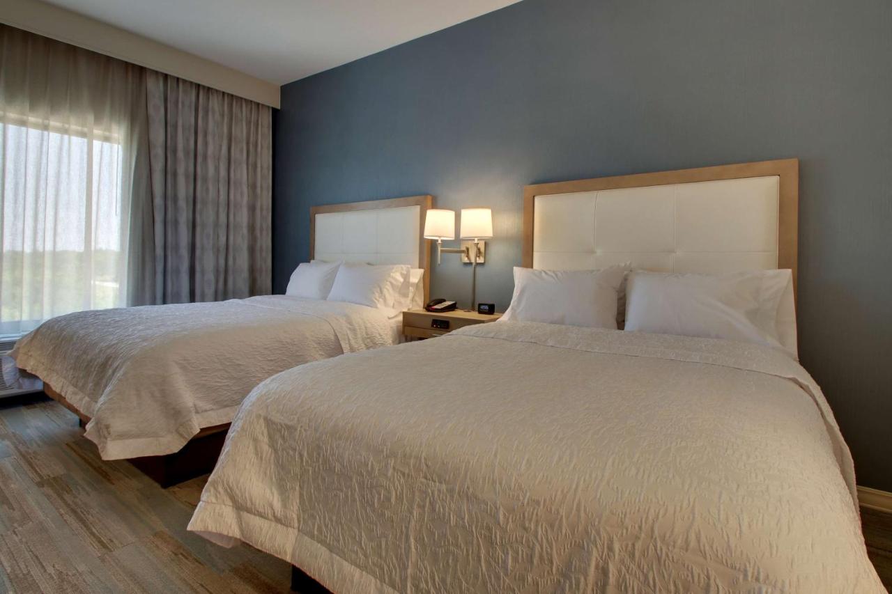 Queen Room with Two Queen Beds - Hearing Accessible/Non-Smoking at Hampton Inn Sneads Ferry North Topsail Beach