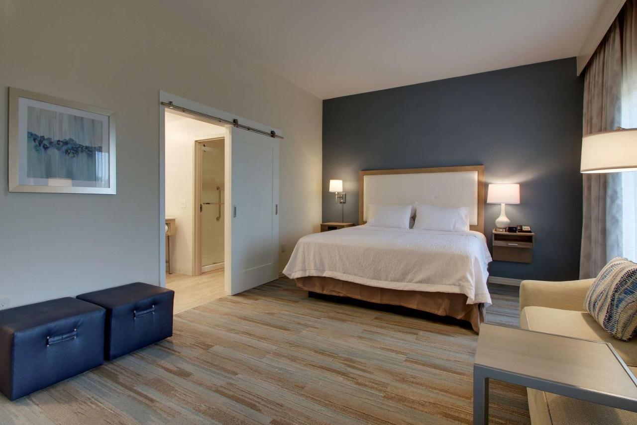 King Room with Roll-In Shower - Mobility/Hearing Accessible - Non-Smoking at Hampton Inn Sneads Ferry North Topsail Beach
