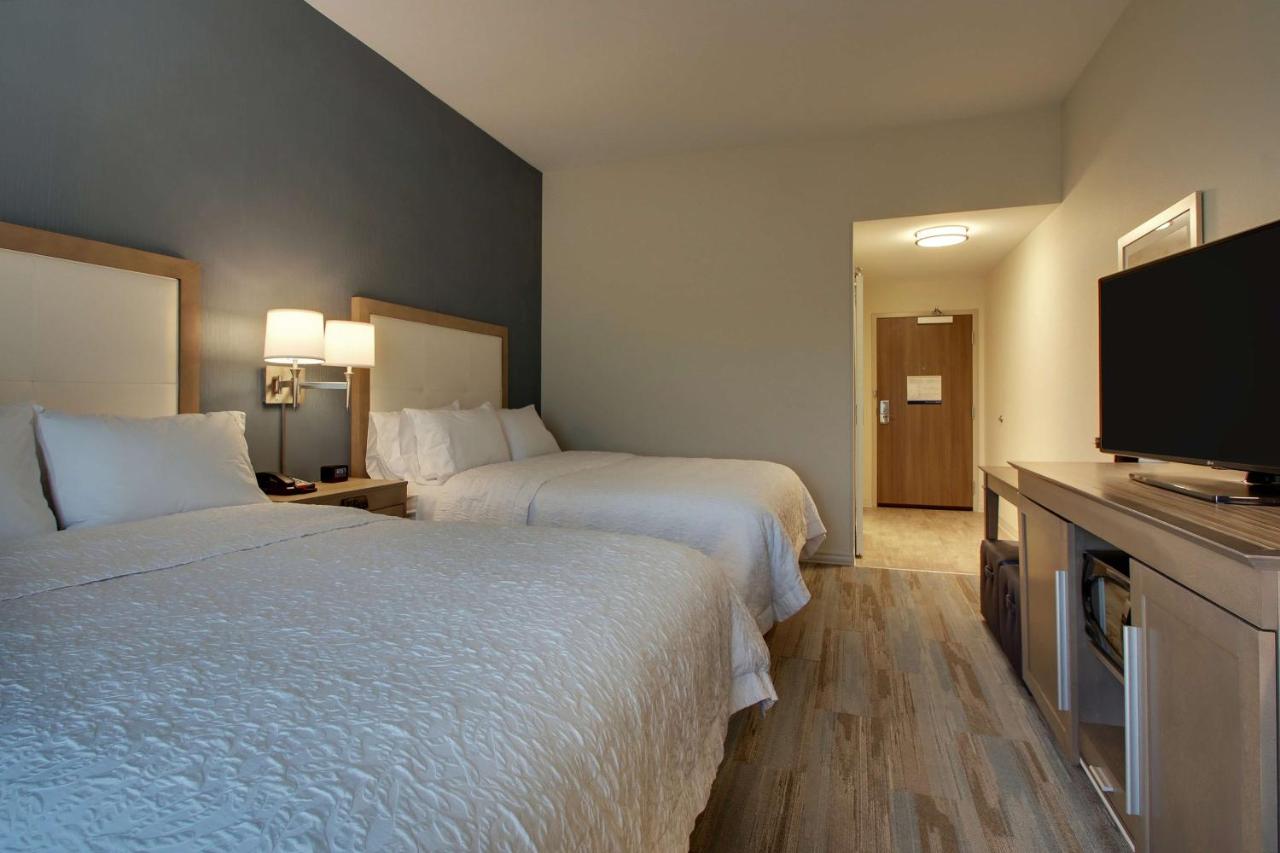 Queen Room with Two Queen Beds - Hearing Accessible/Non-Smoking at Hampton Inn Sneads Ferry North Topsail Beach