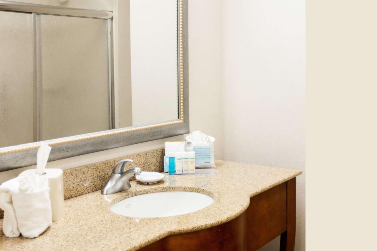 1 King Mobility/Hearing Access with Tub - Non-Smoking at Hampton Inn Gloucester
