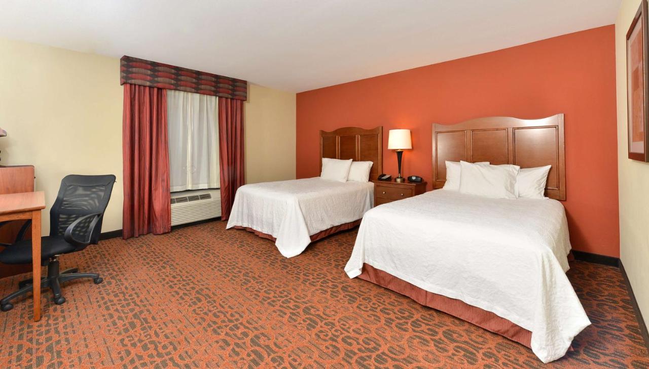 Queen Room with Two Queen Beds - Disability/Hearing Accessible with Bathtub at Hampton Inn Ottumwa
