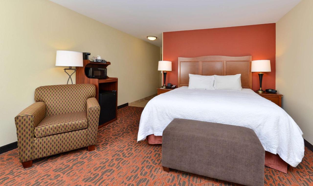 King Room at Hampton Inn Ottumwa