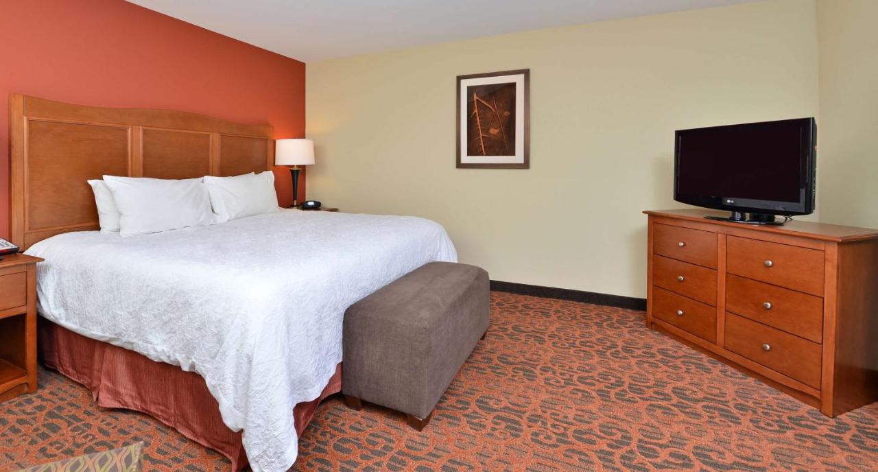 King Room at Hampton Inn Ottumwa