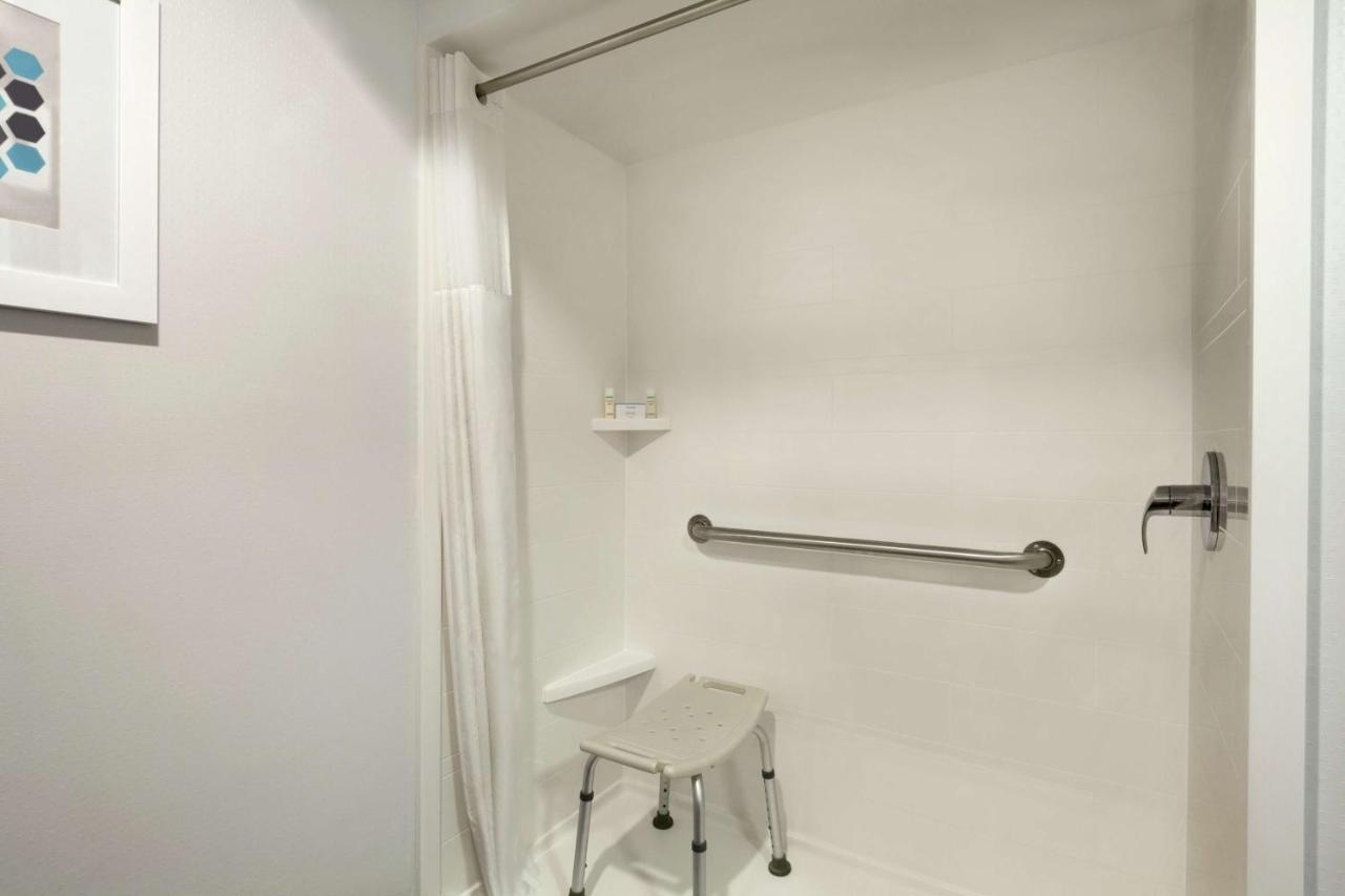 | Hampton Inn - Portland/Clackamas