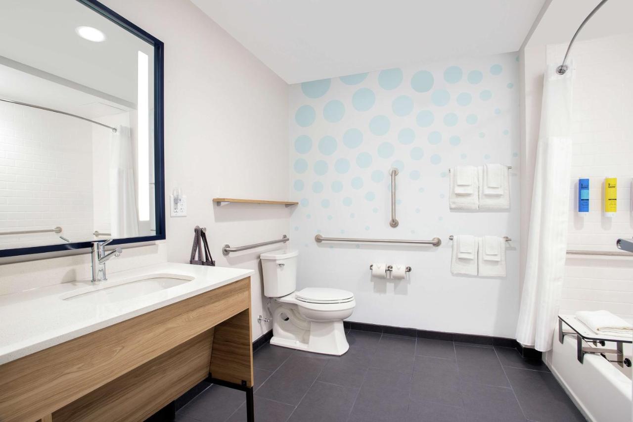 King Room with Bath Tub - Mobility Accessible at Tru by Hilton Audubon Valley Forge