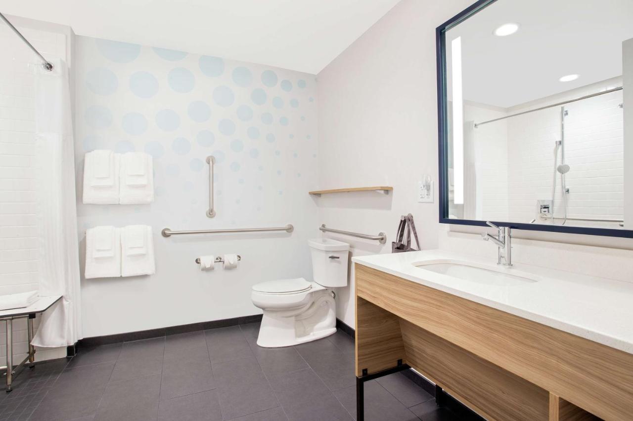 King Room with Bath Tub - Mobility Accessible at Tru by Hilton Audubon Valley Forge