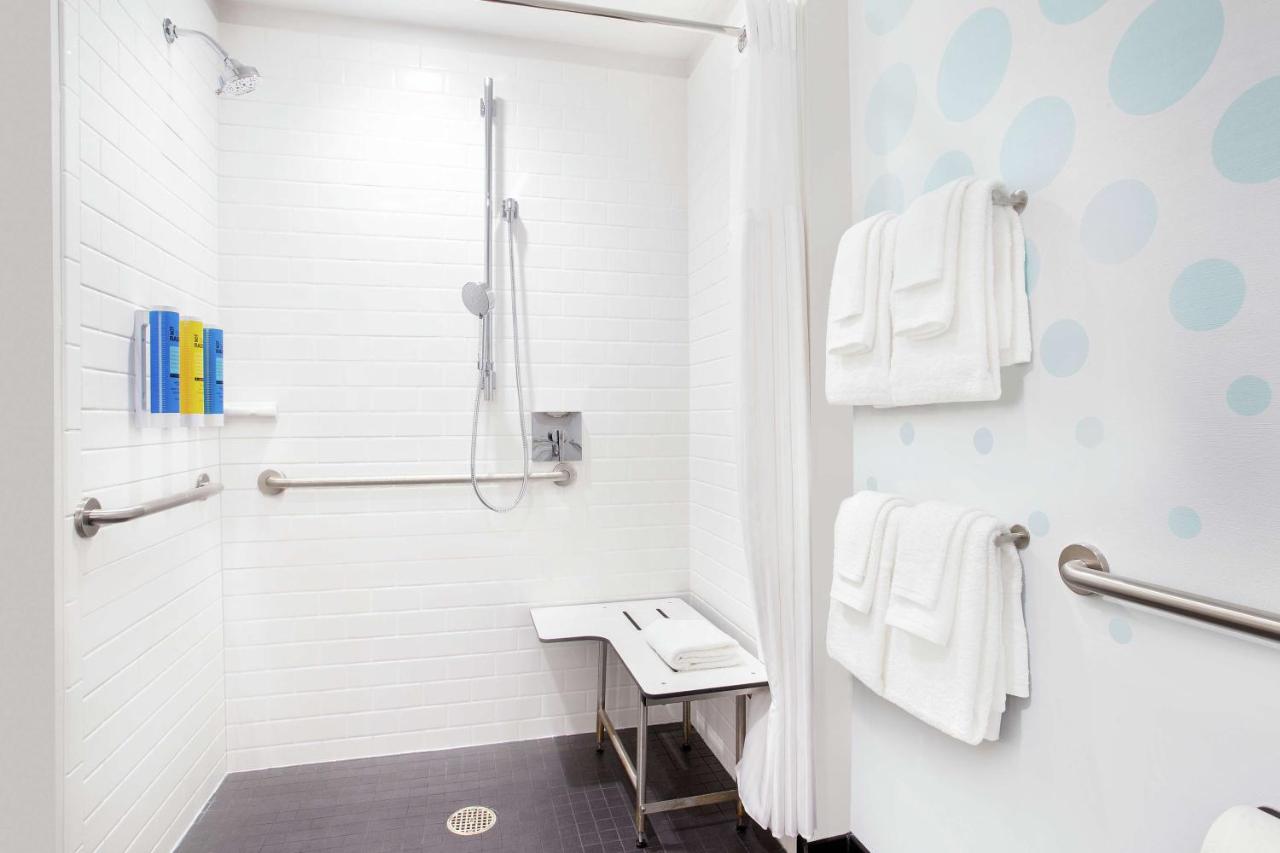 King Room with Bath Tub - Mobility Accessible at Tru by Hilton Audubon Valley Forge
