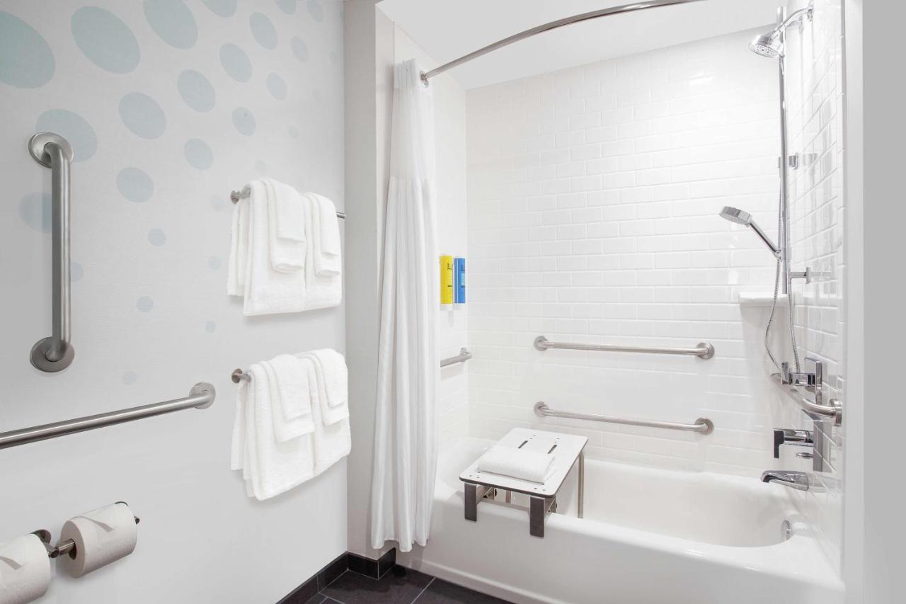 King Room with Bath Tub - Mobility Accessible at Tru by Hilton Audubon Valley Forge