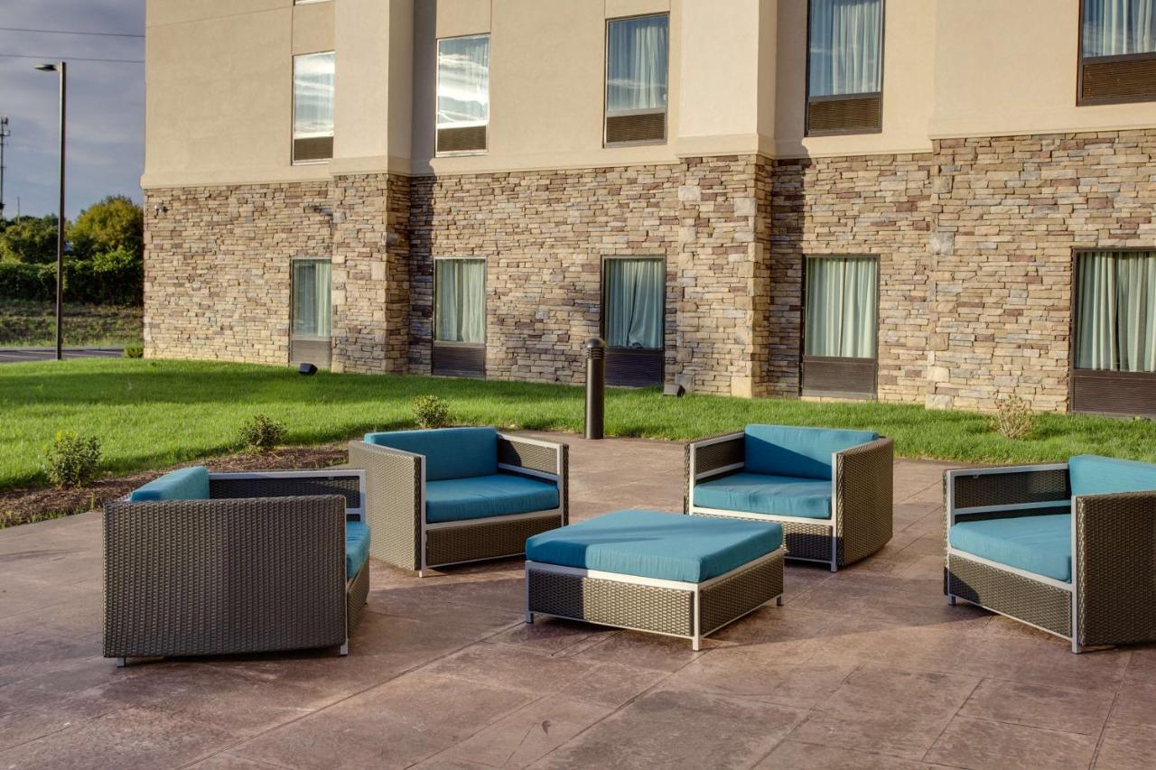 | Hampton Inn & Suites Philadelphia/Bensalem
