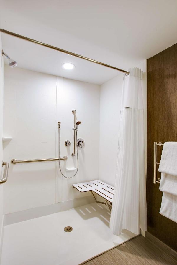 | Hampton Inn & Suites Philadelphia/Bensalem
