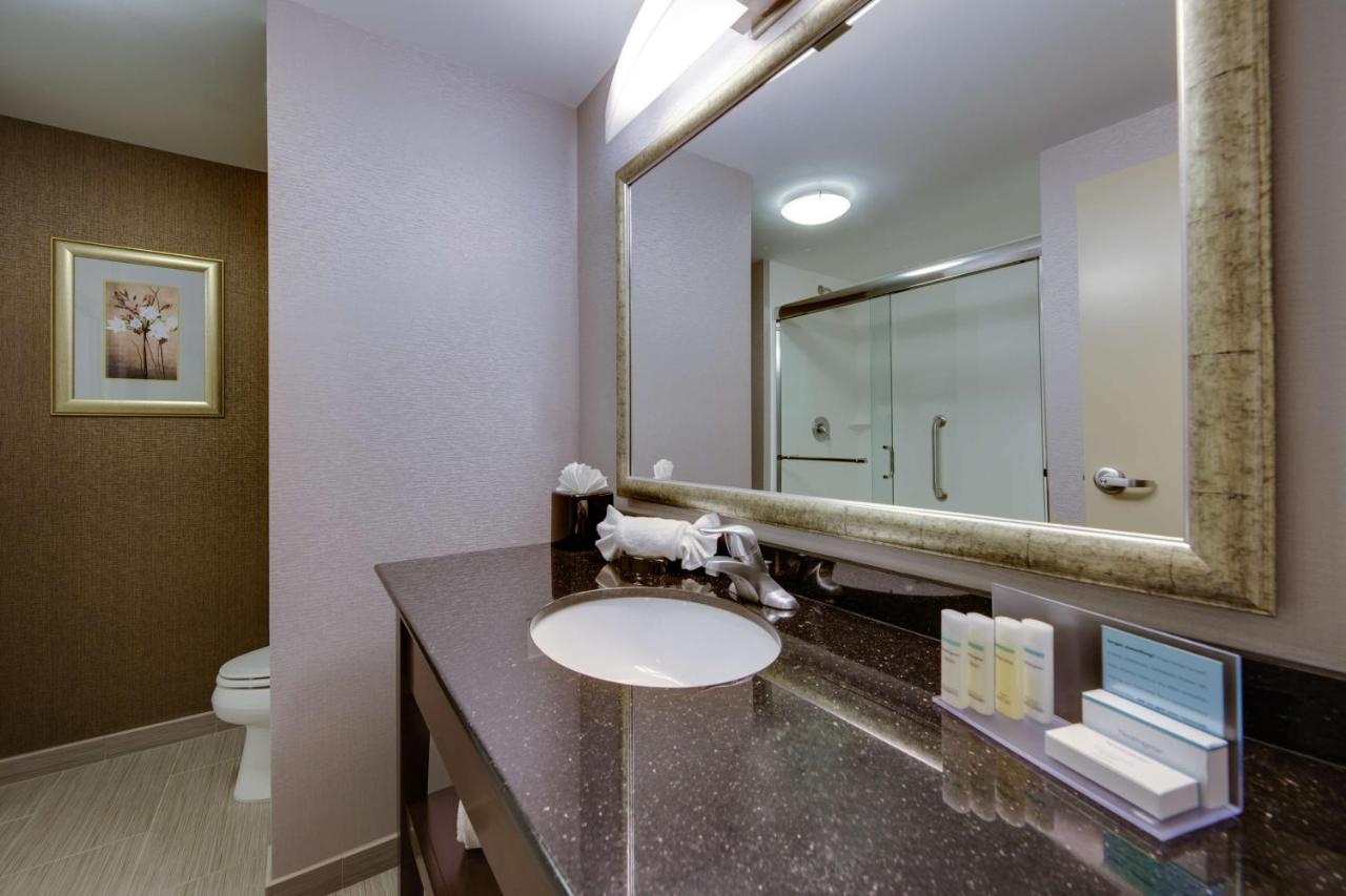 | Hampton Inn & Suites Philadelphia/Bensalem