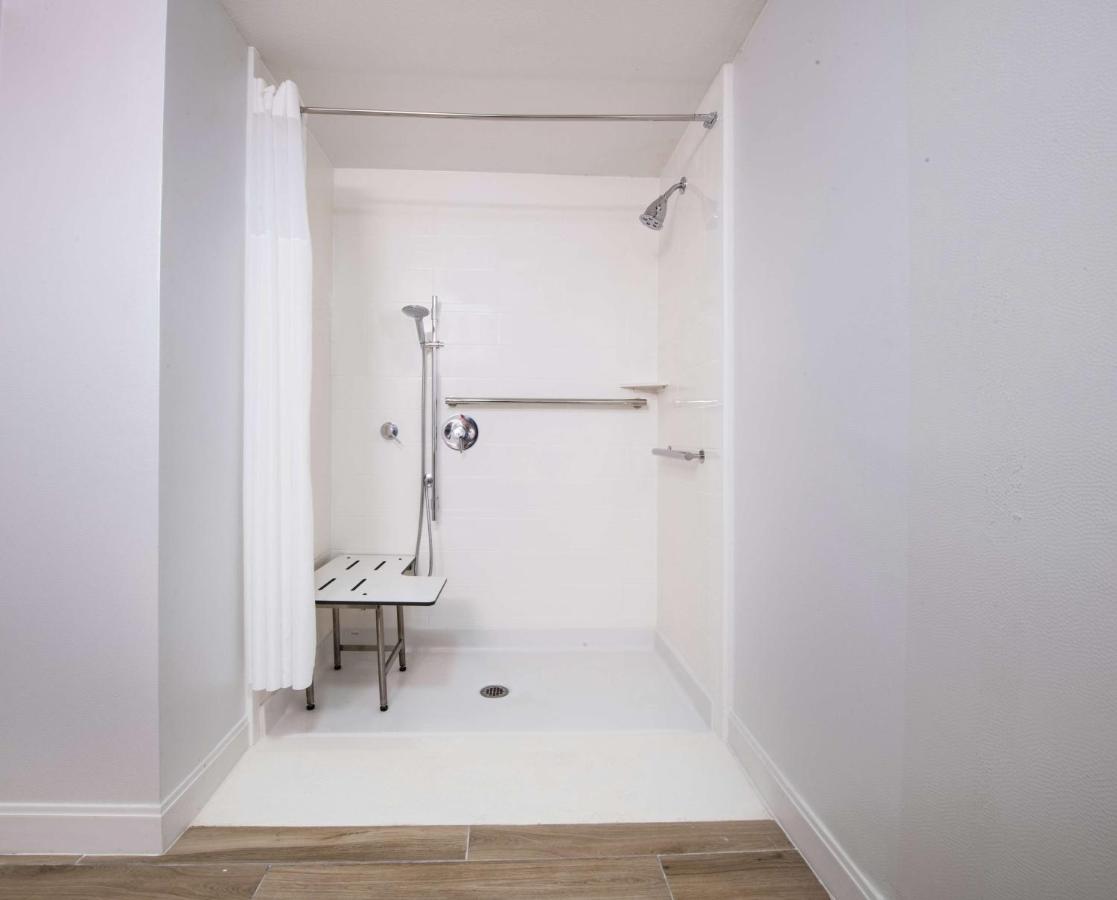 King Room with Sofa Bed and Toll-In Shower - Mobility Access - Non-Smoking at Hampton Inn Phoenix-Airport North