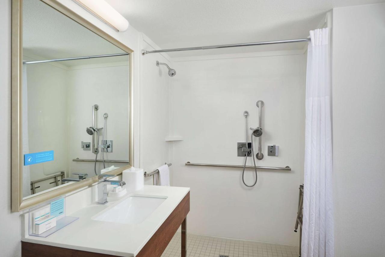 King Room with Roll-in Shower - Disability Access/Non-Smoking at Hampton Inn Phoenix/Glendale/Peoria