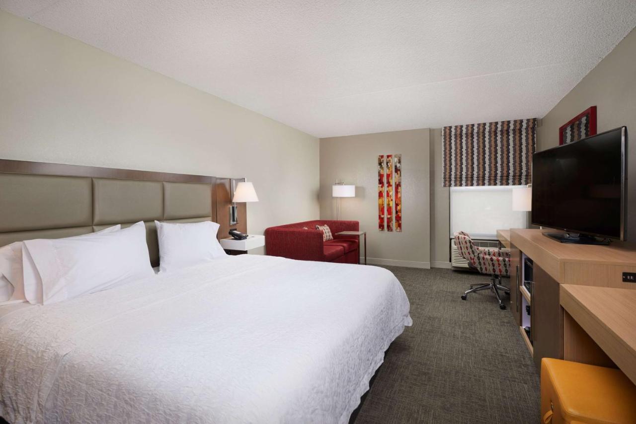 King Room with Sofa Bed at Hampton Inn Phoenix/Glendale/Peoria