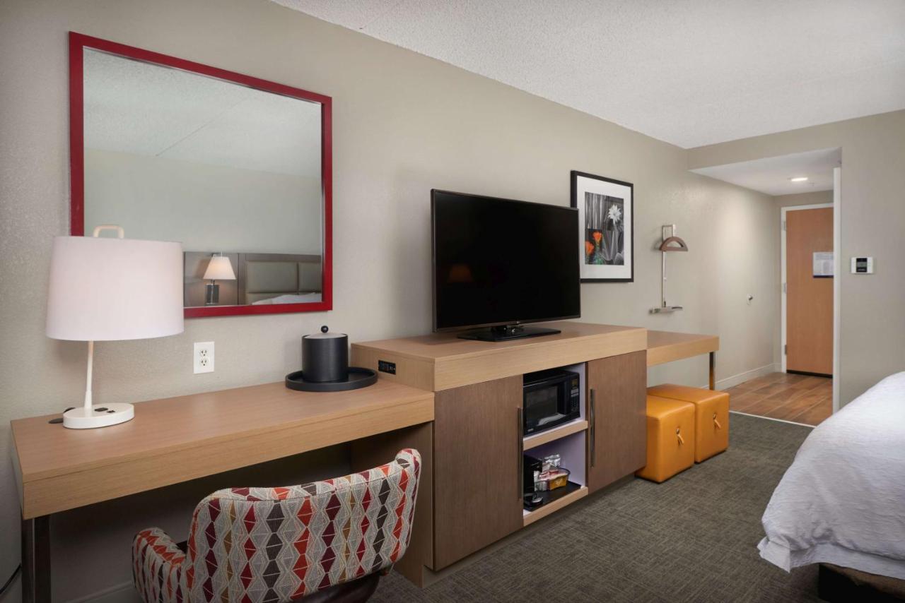 King Room with Sofa Bed at Hampton Inn Phoenix/Glendale/Peoria