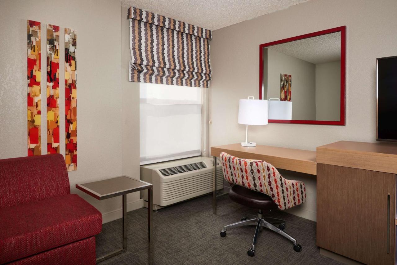 King Suite with Spa Bath - Non-Smoking at Hampton Inn Phoenix/Glendale/Peoria