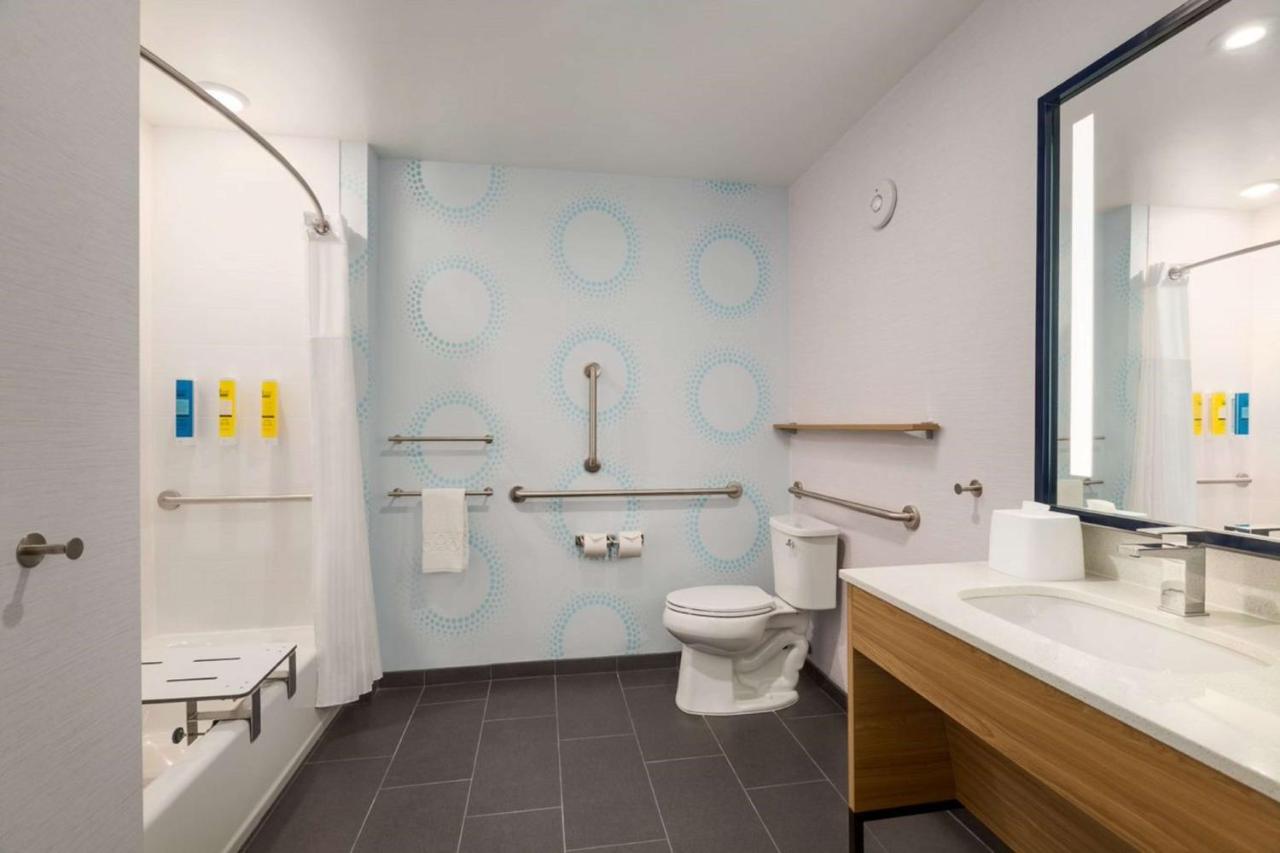 King Room with Bath Tub - Mobility Accessible at Tru By Hilton Scottsdale Salt River