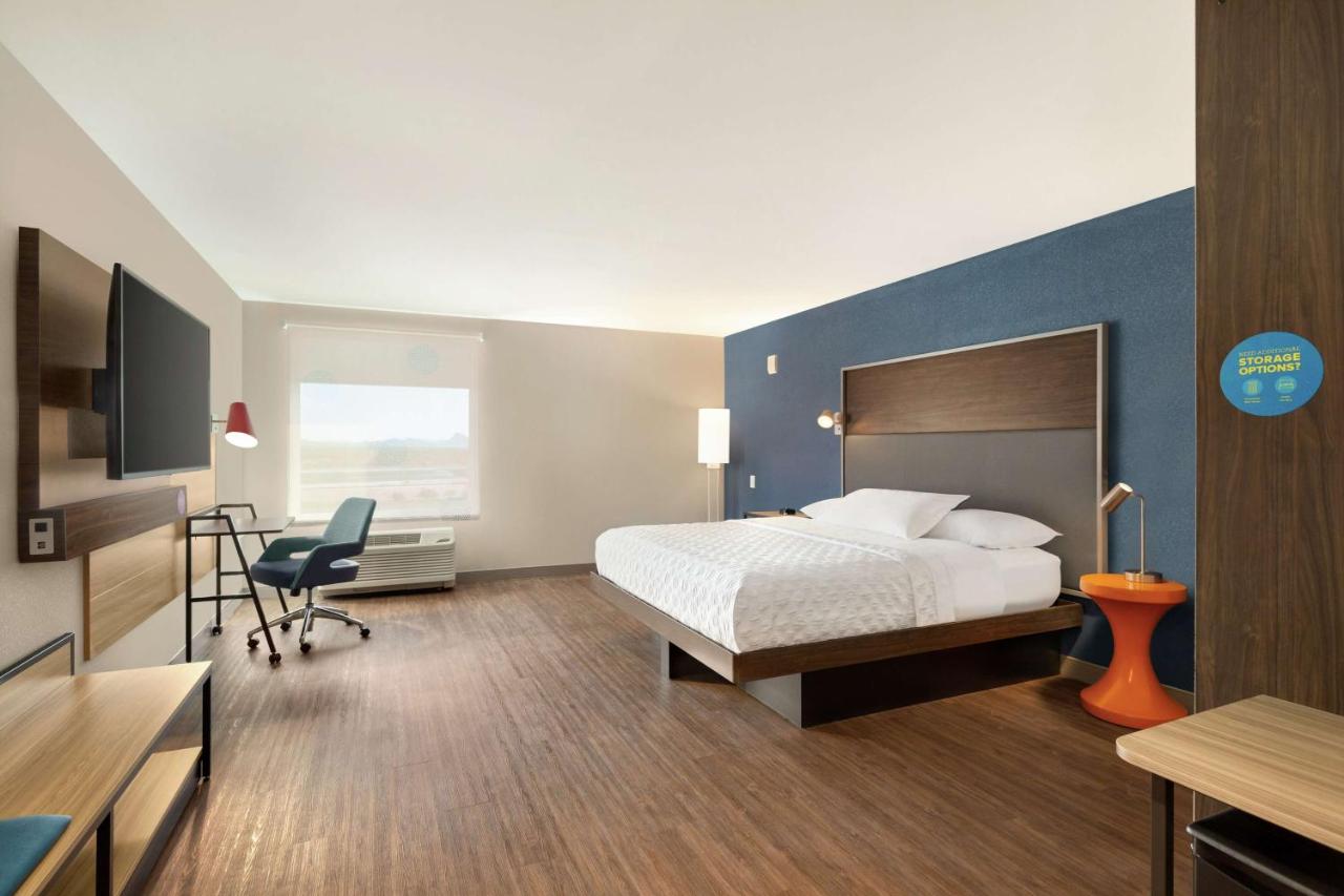 King Room with Bath Tub - Mobility Accessible at Tru By Hilton Scottsdale Salt River