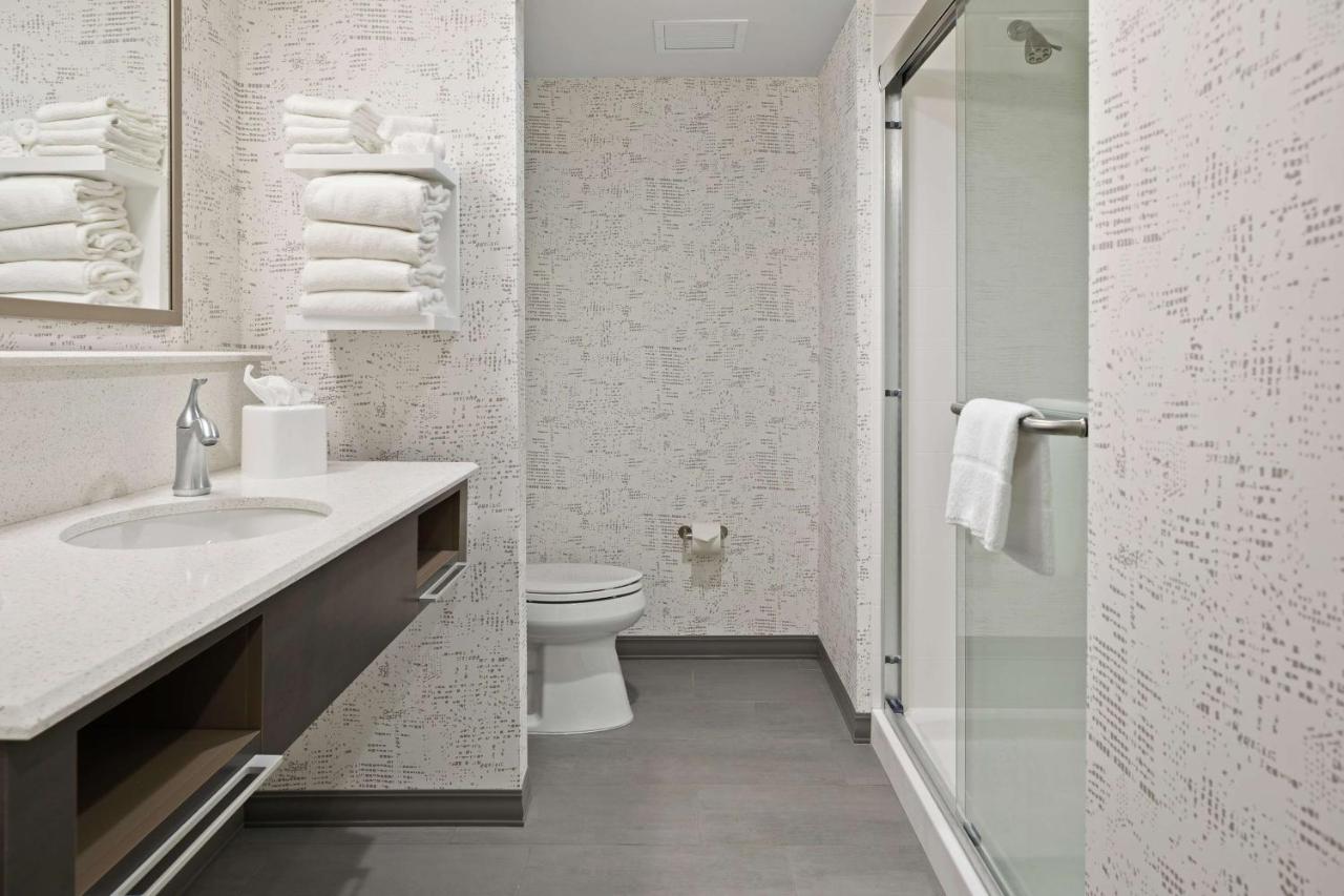 | Hampton Inn & Suites Cranberry Township/Mars