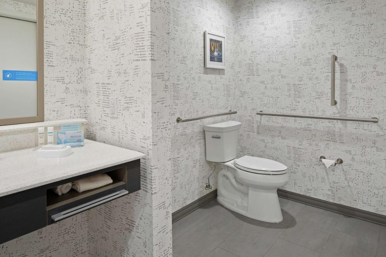 | Hampton Inn & Suites Cranberry Township/Mars
