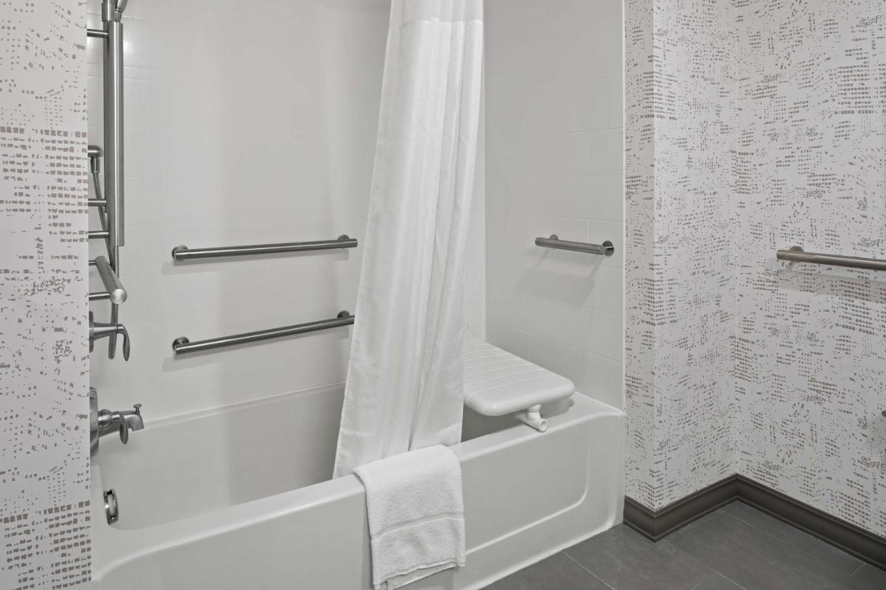 | Hampton Inn & Suites Cranberry Township/Mars