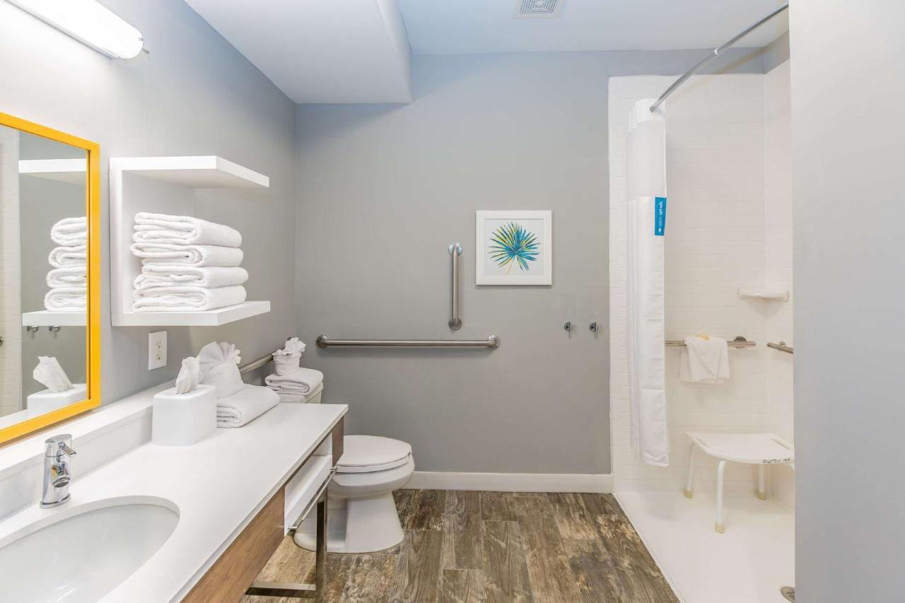 | Hampton Inn Pensacola Beach