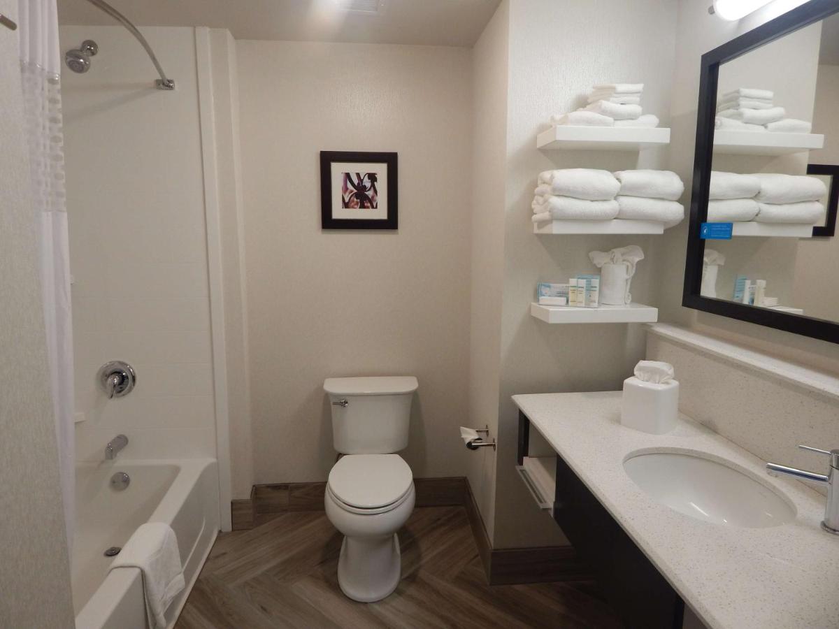 | Hampton Inn by Hilton Oxford, ME