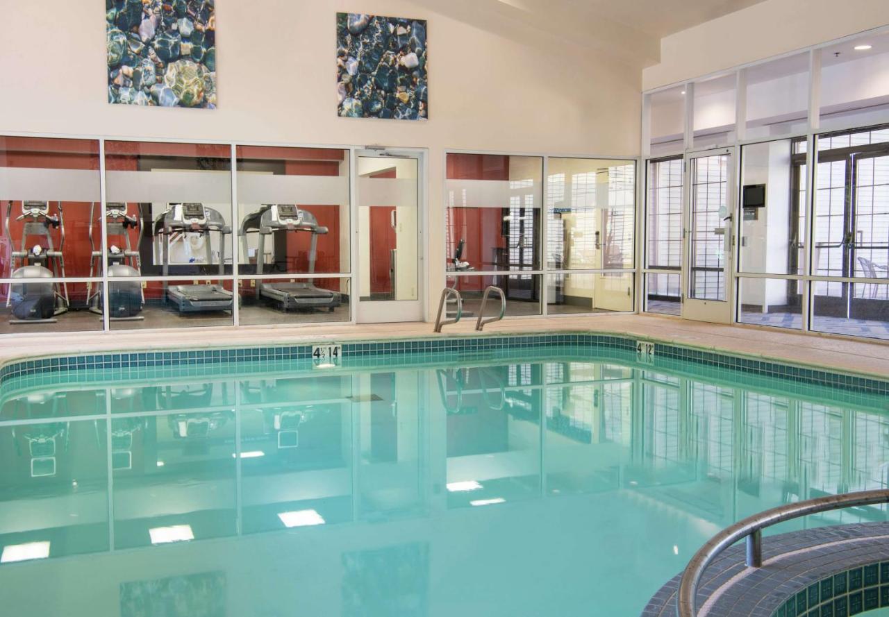 | Hampton Inn & Suites Rochester/Victor