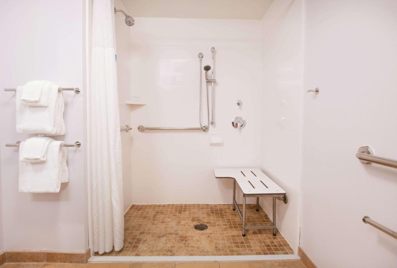 | Hampton Inn & Suites Rochester/Victor