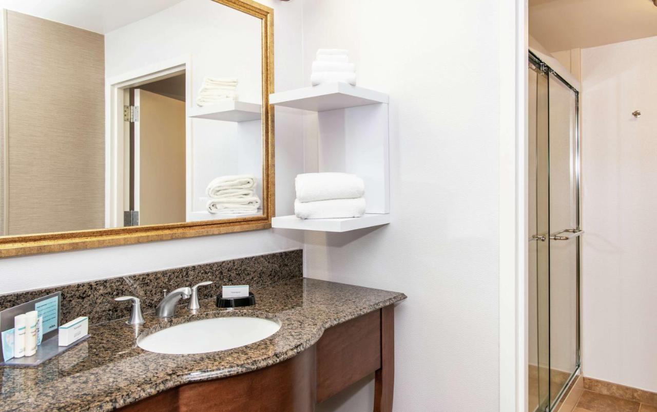 | Hampton Inn & Suites Rochester/Victor