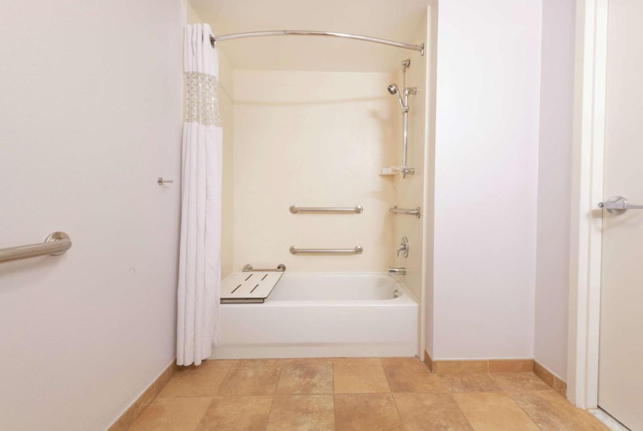 | Hampton Inn & Suites Rochester/Victor
