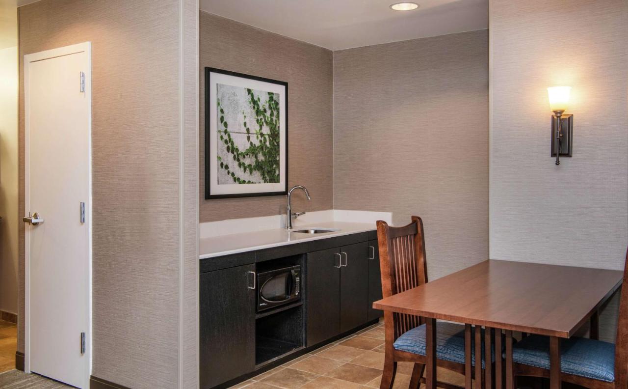 | Hampton Inn & Suites Rochester/Victor