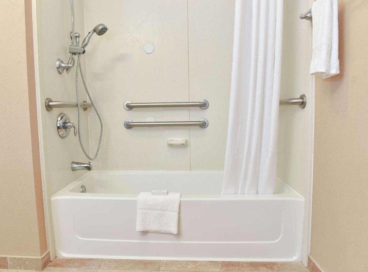 Queen Room - Disability Access/Non-Smoking at Hampton Inn Ruston