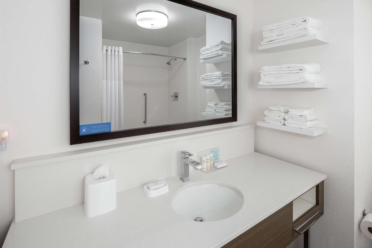 Queen Room with Water View - Non-Smoking at Hampton Inn & Suites San Diego Airport Liberty Station