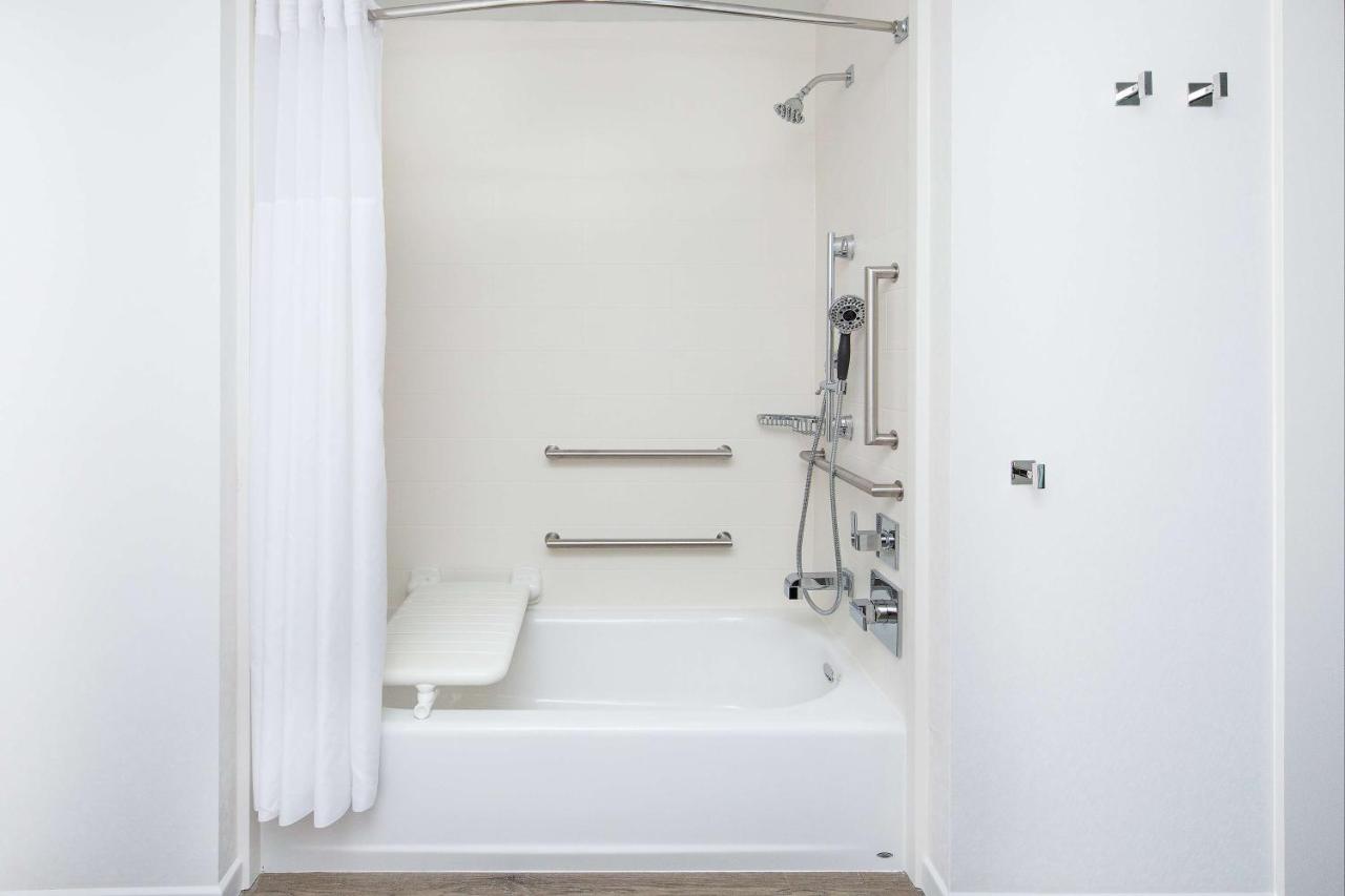 King Room with Bath Tub - Mobility/Hearing Accessible - Non-Smoking at Hampton Inn & Suites San Diego Airport Liberty Station