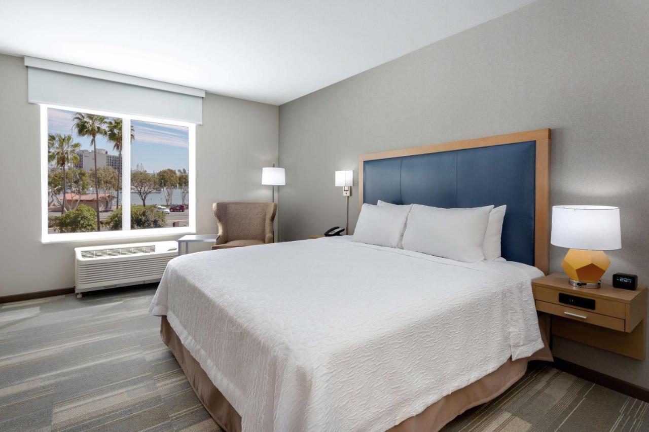King Room with Bath Tub - Mobility/Hearing Accessible - Non-Smoking at Hampton Inn & Suites San Diego Airport Liberty Station